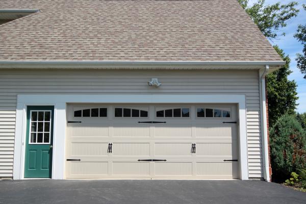16x7 Carriage House (Desert Tan) w-Arched Madison Decorative Inserts