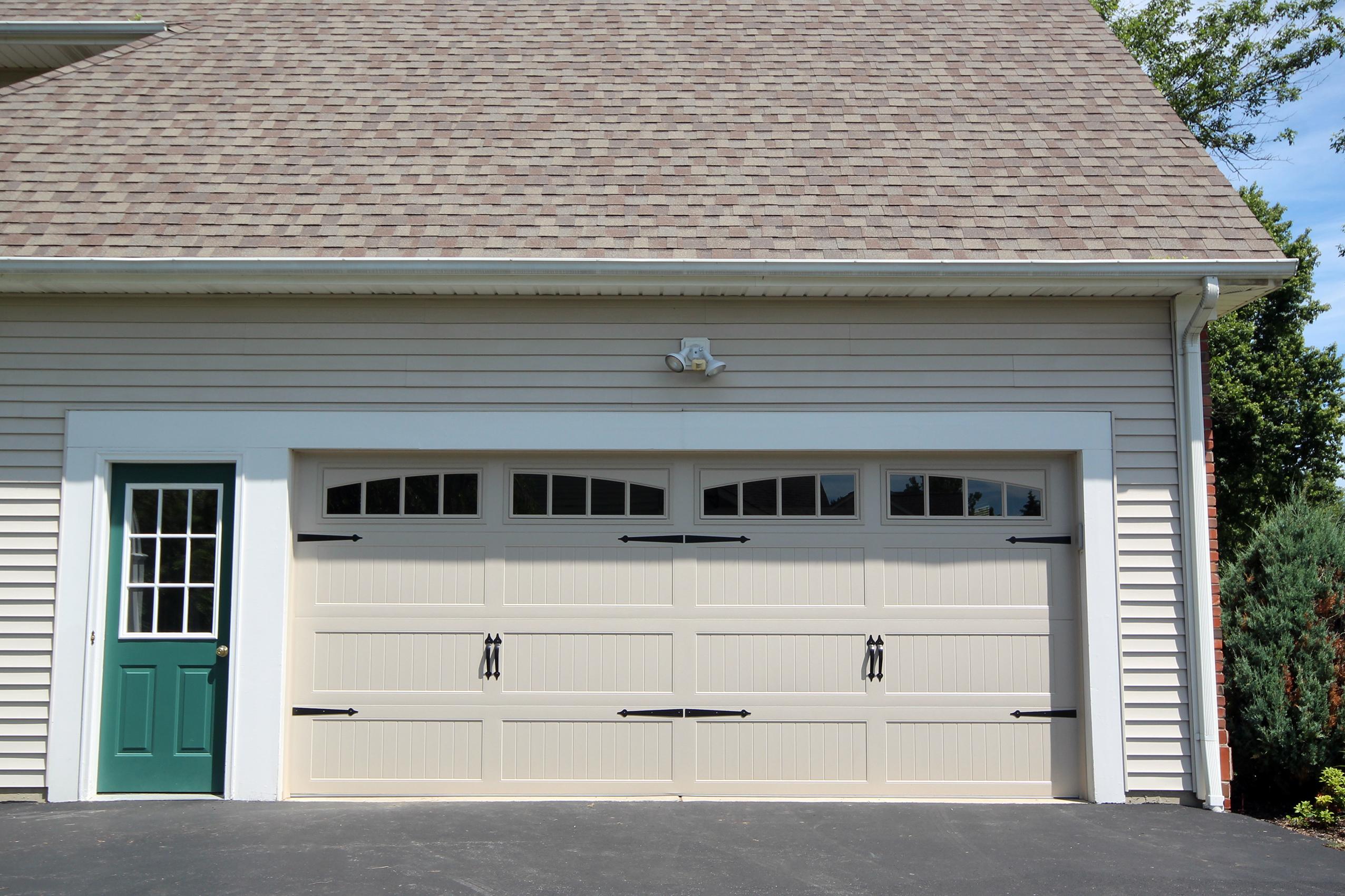 16x7 Carriage House (Desert Tan) w-Arched Madison Decorative Inserts